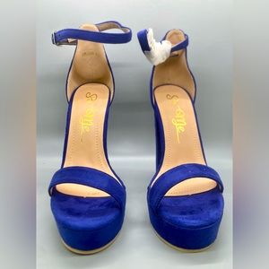 BRAND NEW! Beautiful platform shoes navy blue.